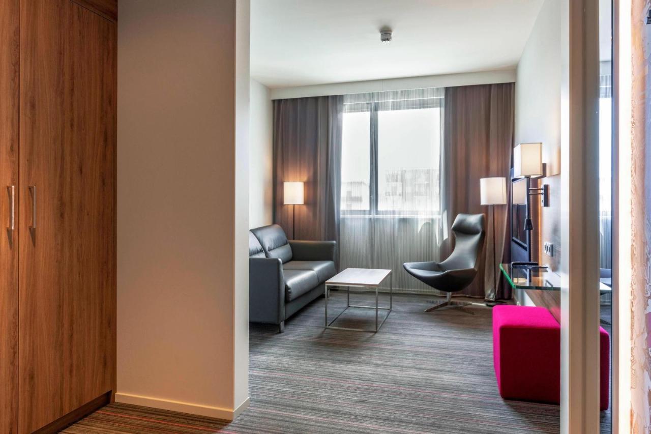 Moxy Milan Linate Airport Hotell Segrate Exteriör bild