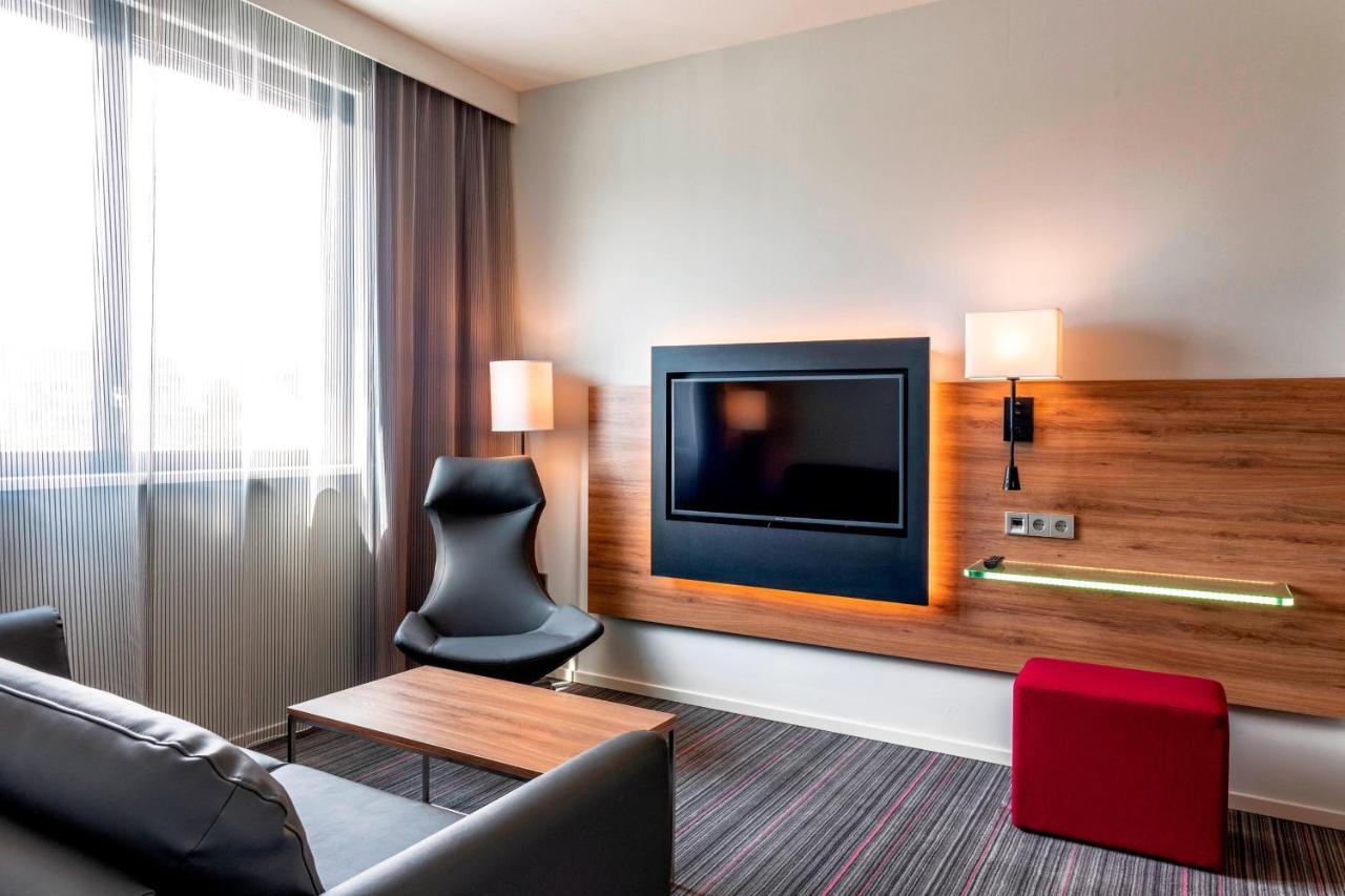 Moxy Milan Linate Airport Hotell Segrate Exteriör bild